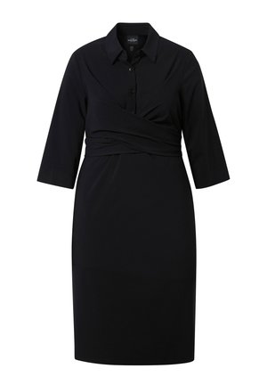 Abito nero fino al ginocchio con maniche a tre quarti, collo con bottoni e dettaglio a incrocio in vita.