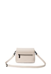 Béžová kožená kabelka přes rameno s klopovým zapínáním, přední kapsou na zip, nastavitelným popruhem a embosovaným detailem s logem. Hladký povrch.