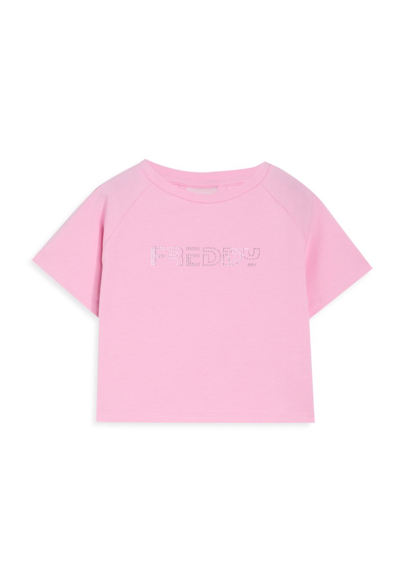Camiseta de manga corta de color rosa claro con cuello redondeado, que presenta un logo "FREDDY" adornado con piedras de strass en la parte delantera.