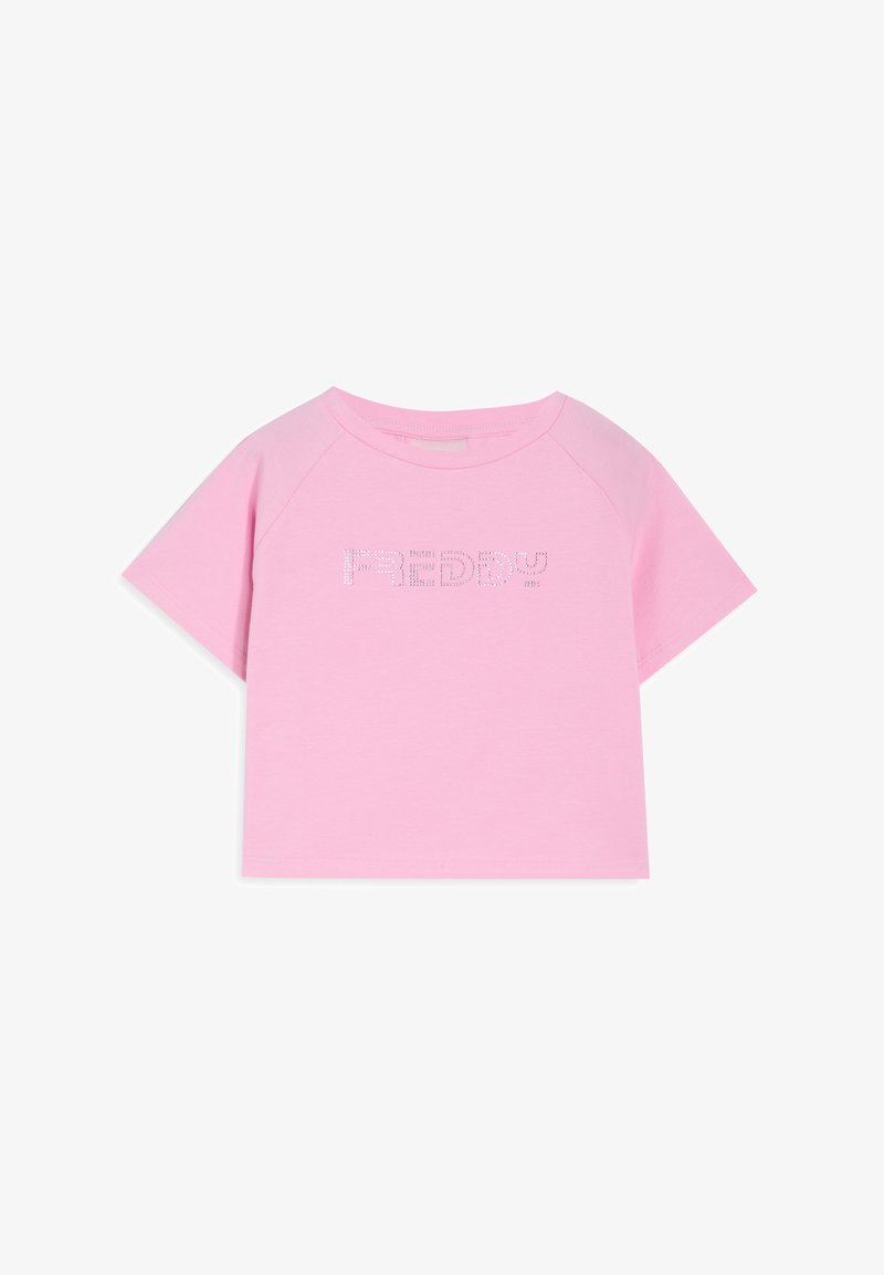 Camiseta de manga corta de color rosa claro con cuello redondeado, que presenta un logo "FREDDY" adornado con piedras de strass en la parte delantera.