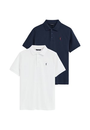 Zwei kurzärmelige Poloshirts, eines weiß und eines marineblau, jeweils mit einem kleinen gestickten Logo auf der linken Brust.