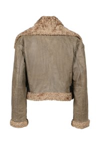 Brązowa skórzana kurtka o skróconym kroju, z kołnierzem z owczej wełny i przyjemnym w dotyku podszewką. Posiada teksturowane rękawy i dół, co dodaje ciepła i detali.