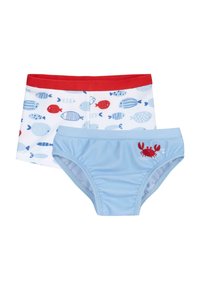 Conjunto de bañador de dos piezas que incluye un pantalón corto con patrón de peces en azul y blanco, con cinturilla roja, y un slip en azul claro con detalle de cangrejo rojo.