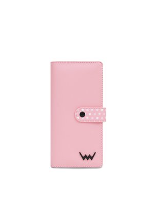 Rote Geldbörse aus glattem synthetischem Material, mit einem Punktmuster-Tabverschluss und einem schwarzen Logo-Akzent am Boden.