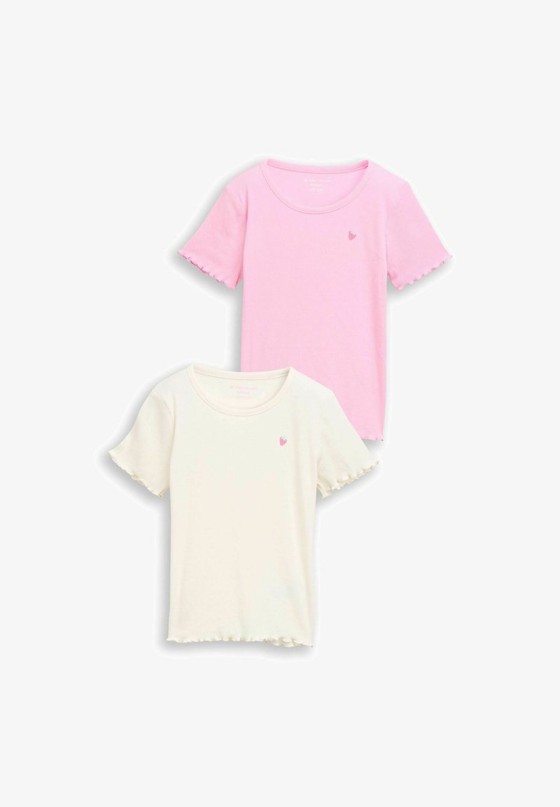 Dwie koszulki z krótkim rękawem: jedna różowa, druga kremowa. Lekki materiał o prążkowanej fakturze i falistych krawędziach. Obie ozdobione małą naszywką z truskawką.