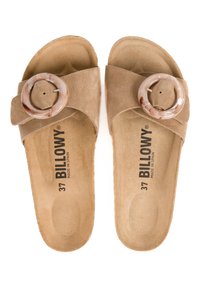Sandales à talon en suède beige avec une large sangle et une boucle marbrée circulaire. Semelle intérieure texturée, nom de la marque en relief, et taille 37.