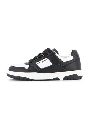Baskets basses noires et blanches avec lacets, semelle épaisse et logo "Karl Lagerfeld Kids" sur le côté.