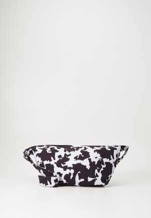 Borsa cosmetica con stampa di mucca in bianco e nero, di forma rettangolare, con tessuto liscio e manico laterale per un facile trasporto.