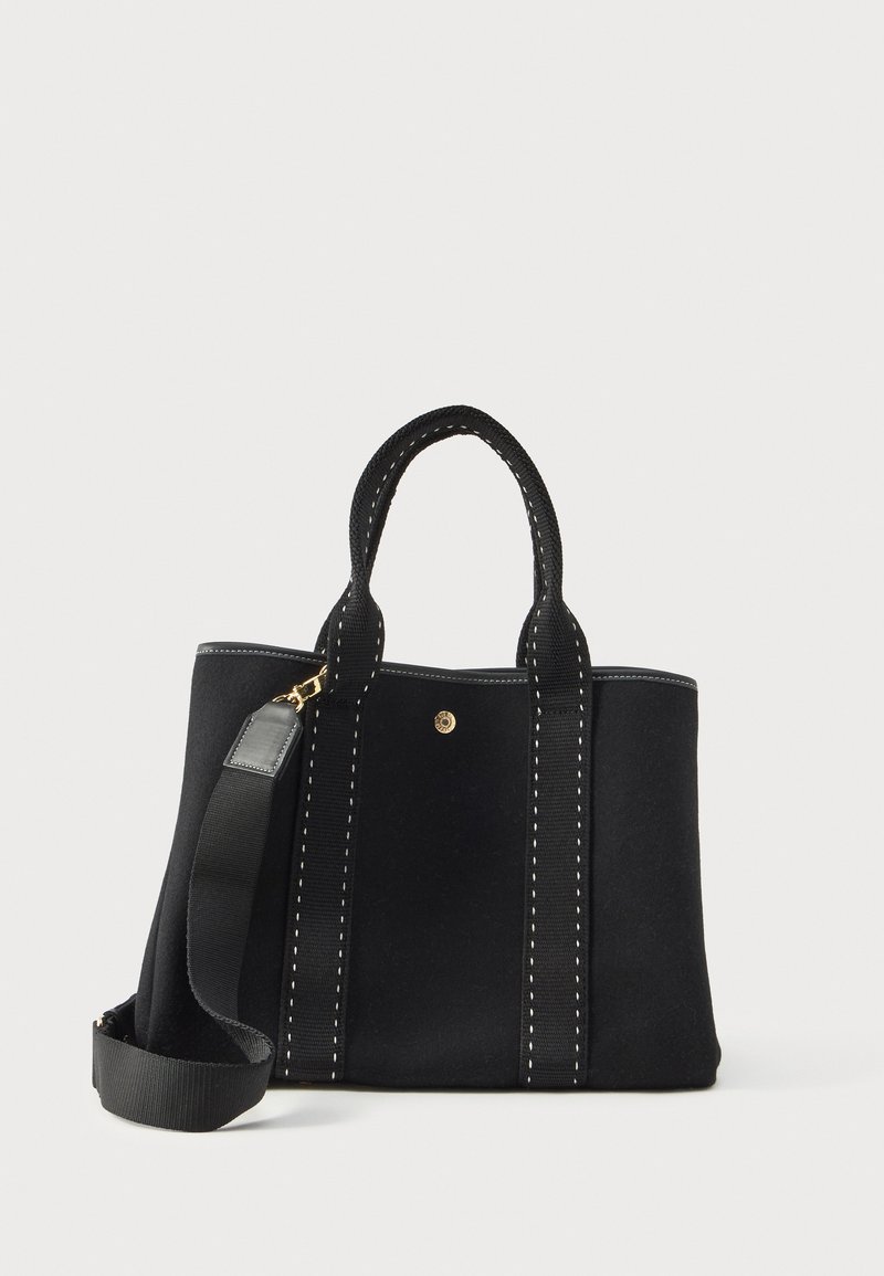 Μαύρη τσάντα ώμου με δύο ραμμένες λαβές και ρυθμιζόμενο λουρί στον ώμο σε λευκό φόντο.