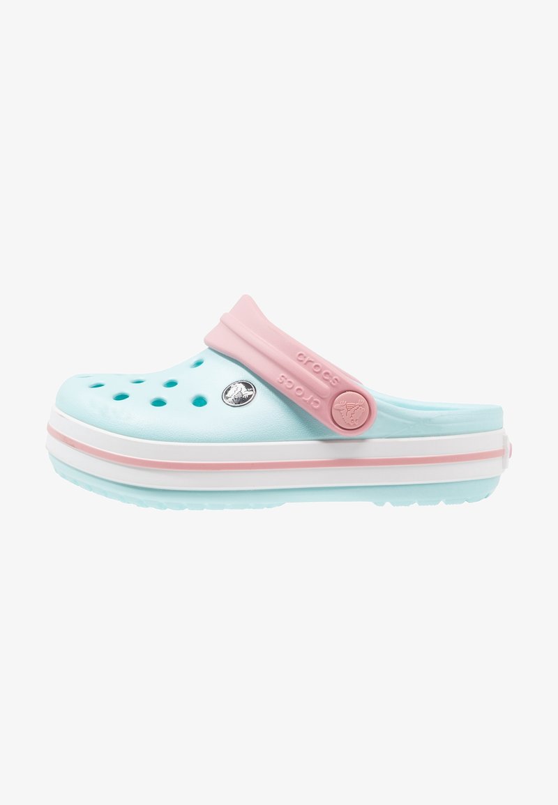 Sabot Crocs bleu clair avec bride de talon réglable rose et semelle blanche avec bande rose, avec des trous de ventilation sur le dessus.