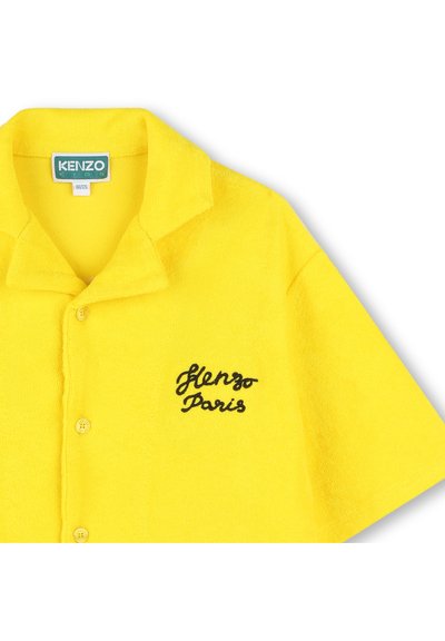 Geel t-shirt met korte mouwen, gemaakt van een gestructureerd materiaal, met een kraag en knopen. Zwart geborduurd "Kenzo Paris" logo aan de linkerkant.