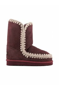 Stivaletto alla caviglia in pelle scamosciata bordeaux con rifinitura intrecciata beige, punta rotonda e suola in gomma texturizzata. Presenta una calzata aderente e una morbida fodera interna.