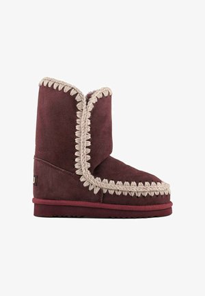 Stivaletto alla caviglia in pelle scamosciata bordeaux con rifinitura intrecciata beige, punta rotonda e suola in gomma texturizzata. Presenta una calzata aderente e una morbida fodera interna.