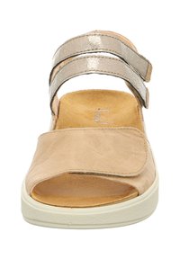 Beige Sandale mit zwei metallischen Riemen, einem offenen Zehenbereich und einer strukturierten Innensohle auf einer weißen Gummisohle.