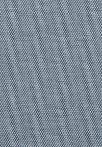 Strukturierter Stoff in hellblau-grauen Tönen, mit einem dezenten diagonalen Webmuster, glatter Oberfläche und gleichmäßiger Verarbeitung.