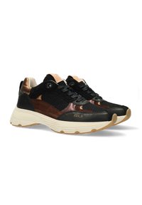Sneaker neri e marroni con un mix di materiali in rete e scamosciato, una suola bianca spessa e dettagli in rame sul tallone e sulla linguetta.