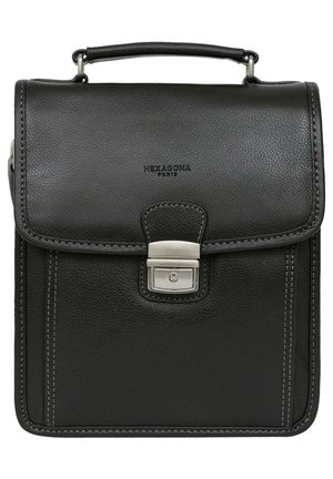 Borsa in pelle nera con un design strutturato, patta frontale, hardware argentato e cuciture bianche a contrasto. Presenta una maniglia superiore per il trasporto.