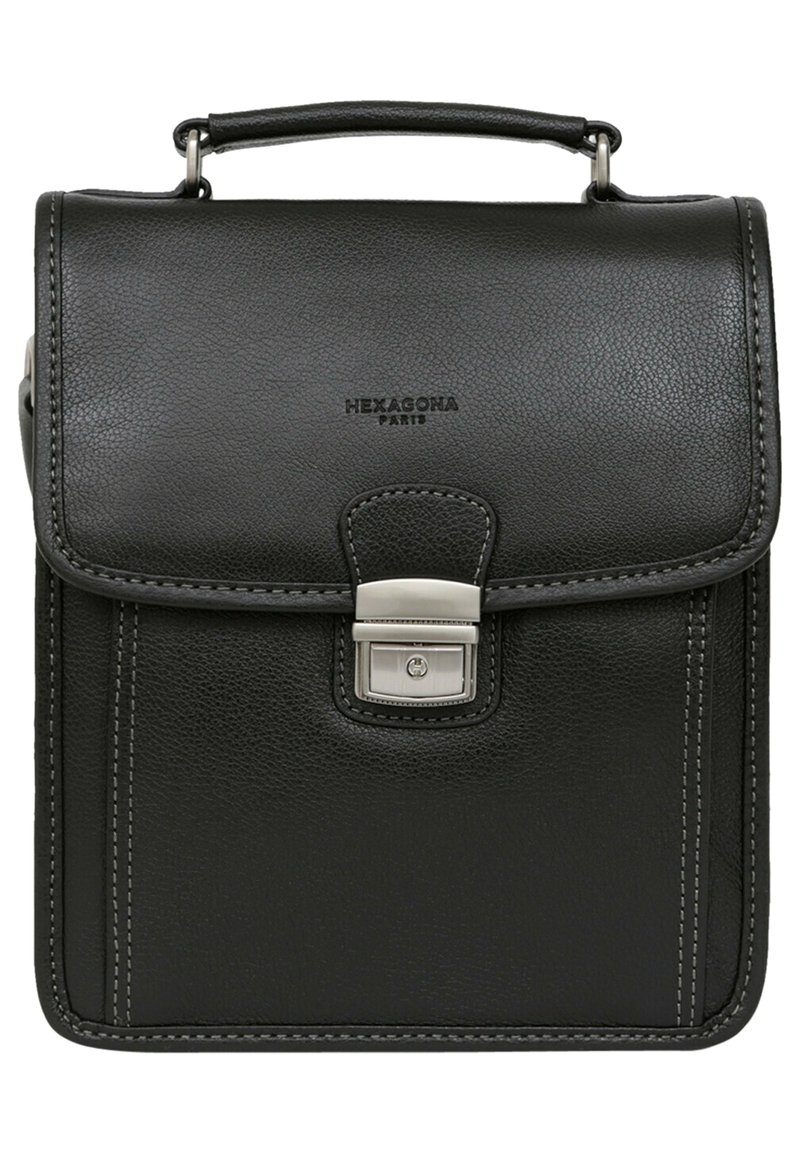 Borsa in pelle nera con un design strutturato, patta frontale, hardware argentato e cuciture bianche a contrasto. Presenta una maniglia superiore per il trasporto.