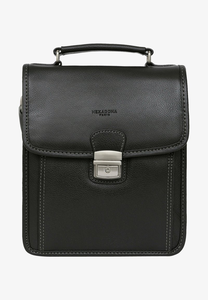 Borsa in pelle nera con un design strutturato, patta frontale, hardware argentato e cuciture bianche a contrasto. Presenta una maniglia superiore per il trasporto.