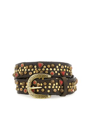 Cintura in pelle marrone scuro arrotolata con fibbia dorata martellata, decorata con piccole borchie dorate e dettagli rossi triangolari e rotondi.