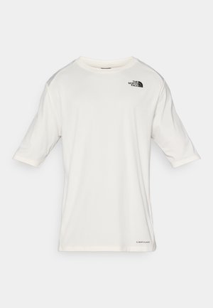 Camiseta blanca de manga corta con cuello redondo, con el logo de The North Face en el lado izquierdo del pecho y el texto "Lightrange" cerca del dobladillo inferior.