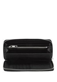 Czarny skórzany portfel z zamkiem błyskawicznym, wieloma przegródkami na karty i dwoma wewnętrznymi przegrodami. Gładka faktura z srebrnymi elementami metalowymi.