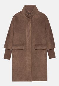 Manteau en laine marron avec un col haut, deux poches avant et des poignets côtelés. Le tissu a une texture douce et une finition lisse.