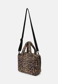 Saco tote com padrão de leopardo em tecido castanho e preto. Apresenta alças duplas na parte superior e uma alça de ombro ajustável. Design acolchoado com fecho de zíper.