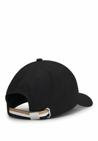 Cappello da baseball nero con visiera curvata, cinturino in pelle regolabile sul retro con un dettaglio in metallo argentato e accenti a righe.