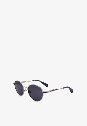 Occhiali da sole rotondi con montatura in metallo, lenti scure e aste sottili con dettagli blu e terminali neri.