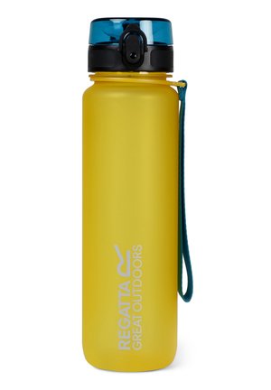 Botella de agua amarilla con tapa abatible azul y correa para llevar, con el logo "Regatta Great Outdoors" en la parte delantera.