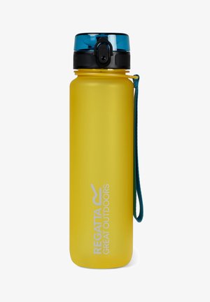 Botella de agua amarilla con tapa abatible azul y correa para llevar, con el logo "Regatta Great Outdoors" en la parte delantera.