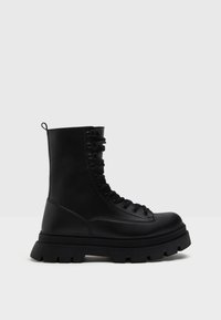 Bershka Stivaletti stringati - black