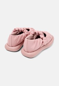 Różowe, miękkie buty wsuwane z marszczonymi krawędziami, okrągłym czubkiem i gładką gumową podeszwą. Pluszowe wnętrze i minimalistyczny design.