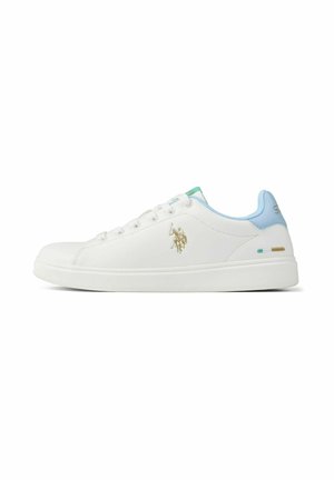 Witte lage sneaker met lichtblauwe hiel, gouden polo-spelerlogo aan de zijkant, witte veters en een klein groen- en goudgestreept detail vlak bij de zool.