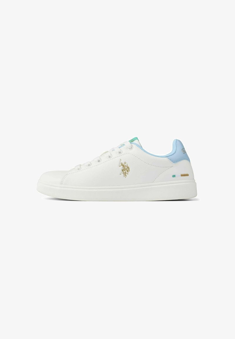Baskets basses blanches avec talon bleu clair, logo joueur de polo doré sur le côté, lacets blancs, et un petit détail de rayure verte et dorée près de la semelle.