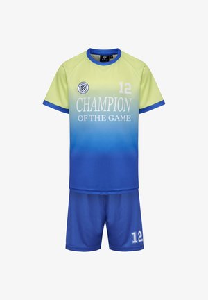Jeugdvoetbaltenue van lichtgewicht stof. Bevat een verloop van geel naar blauw, met de tekst "KAMPIOEN VAN HET SPEL" en nummer 12.