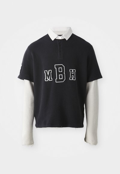 Dunkelblaues Kurzarm-Polohemd mit einem weißen Kragenunterlayer, versehen mit weißer "MBH"-Buchstabierung und einem strukturierten Stoff.