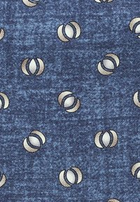 Niebieska tkanina z teksturowanym wzorem nachodzących na siebie okręgów w beżowo-białej kolorystyce, równomiernie rozmieszczonych na powierzchni.