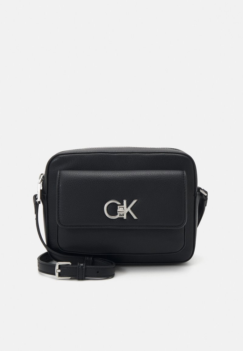 Schwarze Leder-Crossbody-Tasche mit silbernem Logo, rechteckiger Form, einer einzigen Frontklapptasche und verstellbarem Trageriemen. Glatte Textur, minimalistisches Design.