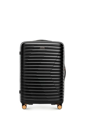 Zwarte harde koffer met horizontale ribbels, vier gouden zwenkwieltjes en een bovenhandvat, van voren afgebeeld op een witte achtergrond.