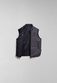 Gilet sans manches en doudoune pour homme, de couleur gris foncé, avec une poche zippée et un patch logo rond sur la poitrine. Tissu lisse et isolé.