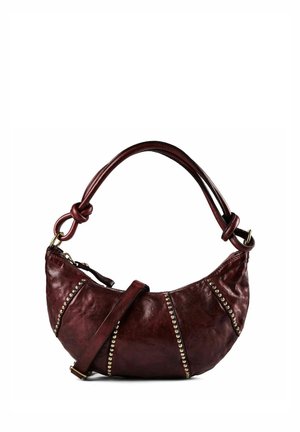 Bolso de mano de cuero marrón oscuro en forma de media luna con asa anudada, detalles verticales con tachuelas de latón y una correa cruzada ajustable.
