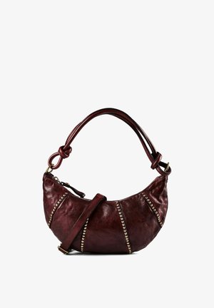 Bolso de mano de cuero marrón oscuro en forma de media luna con asa anudada, detalles verticales con tachuelas de latón y una correa cruzada ajustable.