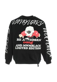 Sudadera negra con un diseño gráfico en el frente de un personaje con cabello blanco y mangas rojas. Texto impreso en blanco con acentos rojos a lo largo de las mangas.