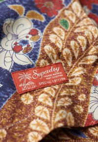 Superdry & Co HAWAIIAN RESORT - Camisa - michinaga green