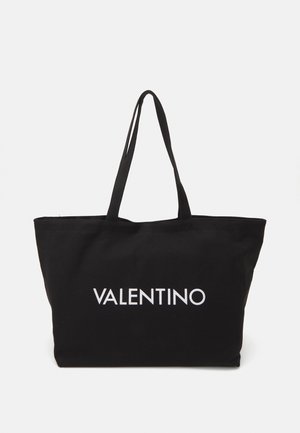 Sort canvas-tote-taske med to lange håndtag og en hvid "VALENTINO"-logo trykt på forsiden. Glat tekstur, rummeligt design.