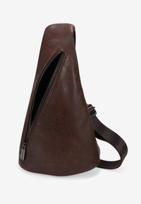Bolso de cuero marrón en forma triangular, con cierre de cremallera en la parte superior y correa ajustable. Presenta una superficie texturizada y detalle de logo.
