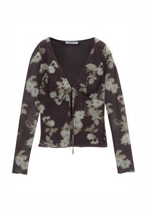 Langärmlige, dunkelblumige Bluse mit V-Ausschnitt, transparenter Stoff, mit einer Schleife an der Vorderseite, die hellbeige und grüne Blumenmuster auf einem dunklen Hintergrund zeigt.