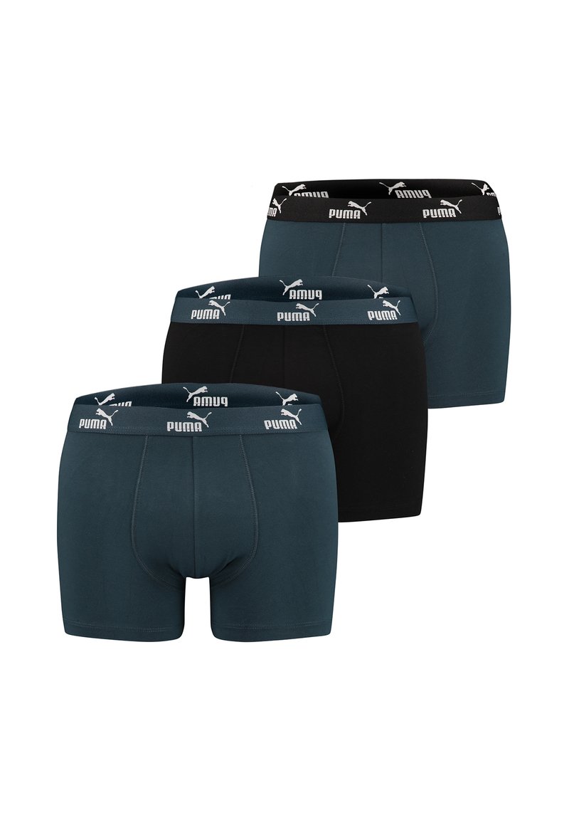 Drei Paare Herrenboxershorts: eine schwarze, eine dunkelblaue, eine hellblaue, mit elastischen Taillengummis und weißen Puma-Logo sowie Nähdetails.